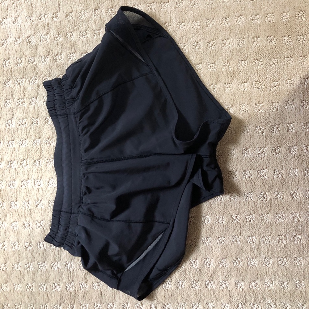 2.5 Black Lululemon Women’s Hotty Hot short ll!